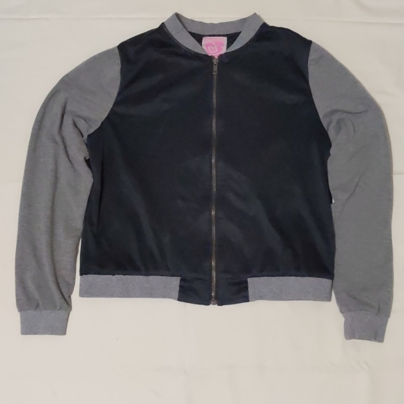 A jacket - Picture 2 of 4